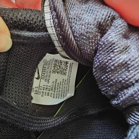 Nike Air MAX Size 10.5 Mens (runs tight) - Picture 3 of 5